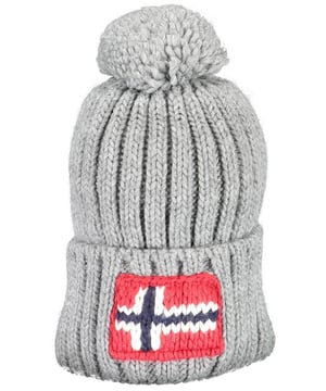 Elegante sombrero para hombre hecho de lana gris.
  Cuenta con un pompon y un bordado con un detalle de logotipo.
  Fabricado con materiales de alta calidad para mayor durabilidad.
  Perfecto para mantener el calor en climas mas frios.
  Accesorio vers.