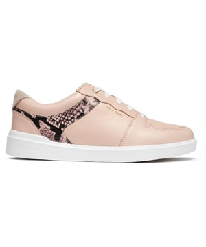 Mejora tu colección de zapatillas con las Grand Court Modern de Cole Haan. Perfectas para un estilo deportivo y elegante, estas elegantes zapatillas de deporte para la cancha cuentan con una parte superior de cuero resistente con detalles lujosos con estampado de pitón, un contrafuerte de talón con la marca y suela de goma. El logotipo en relieve agrega sofisticación, mientras que la suela grand360 y la plantilla GRANDFØAM acolchada garantizan comodidad durante todo el día. Ligeras y versátiles, con un toque retro, son una mejora esencial del guardarropa.
