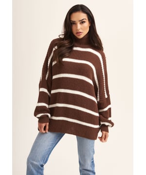 Verleihen Sie Ihrem Outfit des Tages mit diesem schokoladenbraunen Pullover einen schicken und doch warmen Akzent. Mit einem gestrickten Material und einem gestreiften Design, einem hohen Kragen und einer lässigen Passform – was gibt es da nicht zu lieben? Kombinieren Sie ihn mit Faux-Leder-Hosen und einer schwarzen Tasche, um zusätzliche Stilpunkte zu sammeln.