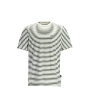 Herren-T-Shirt mit normaler Passform von CHASIN' mit dem Namen "SHORE". Dieses T-Shirt hat einen Rundhalsausschnitt, kurze Ärmel und eine normale Passform. Das T-Shirt hat ein gestreiftes Allover-Muster und besteht aus 95% Baumwolle und 5% Elastan.