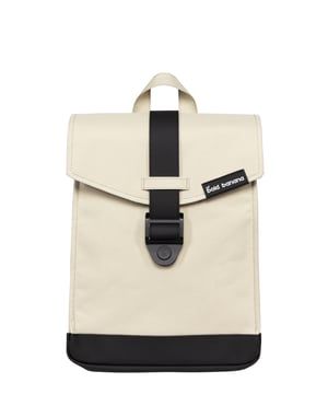 Deze 8-liter rugzak van softshell materiaal biedt de perfecte combinatie van functionaliteit en stijl. Het regenbestendige ontwerp beschermt je spullen, terwijl de magneetsluiting aan de zijkant voor snelle toegang zorgt. Een extern ritsvak en verschillende interne vakken met elastiek, waaronder een speciaal tabletvak, zorgen voor goed georganiseerde opbergruimte. De verstelbare schouderbanden bieden optimaal draagcomfort, terwijl het reliëflogo op de schouderband en de opgenaaide labelpatch op de klep de rugzak een moderne touch geven. Deze 100% veganistische rugzak is ideaal om elke dag te dragen.