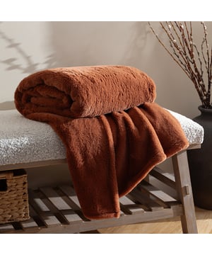 Never will you need another blanket to cosy up to with the Kallu throw. Featuring single-layered, double-sided faux fur in a range of earthy tones, this design is finished with a wide border around all sides. No snuggle factor lost, and double softness gained!