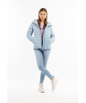 De winter is al grijs genoeg - dus myMo brengt een beetje kleur in je garderobe met deze winterjas. Maar niet alleen het uiterlijk is indrukwekkend, ook de functionaliteit. De gewatteerde gewatteerde jas is gemaakt van wind- en waterdicht materiaal dat comfortabele bescherming biedt tegen nattigheid en sneeuw. Met zijn licht getailleerde vorm is hij optisch absoluut tijdloos en perfect te combineren. Een grote capuchon met elastische trekkoorden biedt bescherming, net als de lichtreflecterende logoprint op de borst.