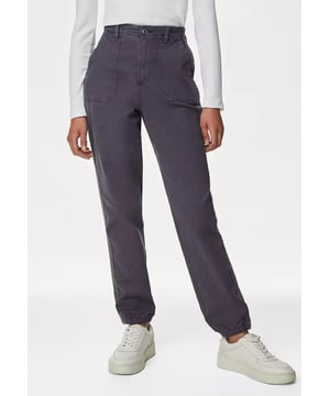 M&S chino joggers van zachte katoenmix hebben een moderne slim fit met extra stretch voor flexibiliteit. Ze zijn ontworpen voor comfort, hebben een enkellengte en een slimme knoop- en ritssluiting. Verkrijgbaar in een korte (26"), normale (28") en lange (30") binnenbeenlengte. Om u het allerbeste product en de allerbeste prijs te kunnen bieden, zijn deze jeans van het voormalige M&S merk, dus de labels en etiketten zijn verwijderd. U kunt er echter zeker van zijn dat het merk nog steeds zichtbaar is en dat de hoge M&S kwaliteit gehandhaafd blijft.