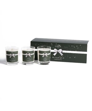 Maak kennis met de Parks Perfect Presents Candle Votive Set, met drie verrukkelijke kaarsen van 80 g die de essentie van Kerstmis uitdrukken. Deze prachtig samengestelde set bevat: 1. Christmas Pine: Ervaar de verkwikkende geur van een besneeuwd bos met de frisse geur van dennen. Deze kaars brengt het buitenleven naar binnen en vult je huis met de frisse en opwekkende geur van winters groen. 2. Spiced Mandarin: Fleur je ruimte op met de pittige en warme noten van gekruide mandarijn. Deze heerlijke kaars mengt de zoetheid van rijpe mandarijnen met aromatische kruiden en creëert zo een feestelijke sfeer die je energie geeft en de geest verheft. 3. Warm peperkoek: Omarm de troostende geur van vers gebakken peperkoek met deze betoverende kaars. De rijke mix van gember, kaneel en vanille roept de warmte op van vakantiegebak, perfect om een gezellige sfeer te creëren. Elke kaars in deze set zit in een elegante votiefkaars en brandt schoon en gelijkmatig, zodat je urenlang van de heerlijke geuren kunt genieten. Ideaal om cadeau te geven of om een vleugje feestvreugde toe te voegen aan je eigen huis. De Parks Perfect Presents Candle Votive Set is perfect voor het creëren van dierbare momenten tijdens de feestdagen. Steek deze kaarsen aan om uw ruimte te vullen met de betoverende geuren van Kerstmis en creëer een warme, uitnodigende sfeer voor familie en vrienden.