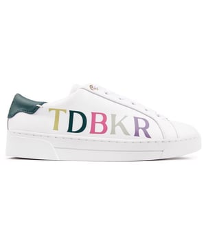Leuk en funky. deze witte Artii court style sneakers van Ted Baker zijn een must have voor jouw stralende designer garderobe. Een bovenwerk van fijn leer. met een kleurrijk logo-ontwerp en een gouden oogje met merknaam zal je frisse casual outfit een boost geven.