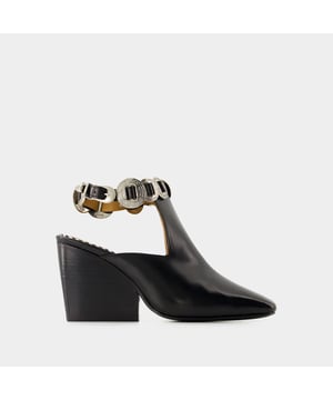 Kleuren: ZWART - ZWART. Materiaal: glad kalfsleer. Materiaal zool: rubber. Glad kalfsleer. Sluiting: enkelbandje met gespsluiting. Tipvorm: spitse punt.