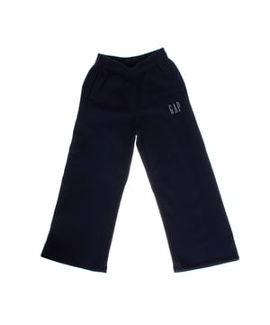 Pantalón deportivo para niña con un diseño cómodo y moderno. 

Confeccionado en un tejido suave, presenta una cintura elástica que garantiza un ajuste cómodo y fácil de poner y quitar. 

El pantalón cuenta con piernas anchas que ofrecen libertad de movimiento y un estilo relajado. 

Incluye bolsillos laterales prácticos para mayor funcionalidad, y el logotipo de GAP estampado en la parte delantera añade un toque distintivo. 

Perfecto para actividades cotidianas o para relajarse con estilo.
 Composición: 77% Algodón, 23% Poliéster
 Cuidados:
- Lavar a máquina con agua fría.
- Utilizar colores similares en el lavado.
- Evitar el uso de blanqueadores.
- Secar a baja temperatura en secadora.
- No planchar.
- No lavar en seco.
