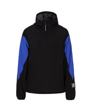 Geef je outdoorstijl een boost met dit chique jack met hoge kraag en vaste capuchon. De contrasterende inzetstukken aan de zijkanten en mouwen zorgen voor een sportieve touch, terwijl de verstelbare manchetten zorgen voor een comfortabele pasvorm. Deze jas is gemaakt van lichtgewicht, waterafstotend materiaal en is perfect voor al je avonturen.  Blouson