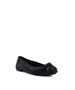 Say hello to the Hale, your new favourite ballerina flats. Crafted with a woven finish, classic round toe and pretty bow detail, they're the ideal slip-on style for lunch with friends on warm-weather days.