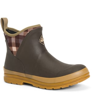 Muck Originals is een collectie lichtgewicht, maar essentieel schoeisel. Volledige neopreen laarsjes zijn omhuld met zacht, met de hand gelegd rubber voor comfort. Gegoten PU voetbedden met een laagje geheugenschuim bieden maximaal comfort onder de voet.