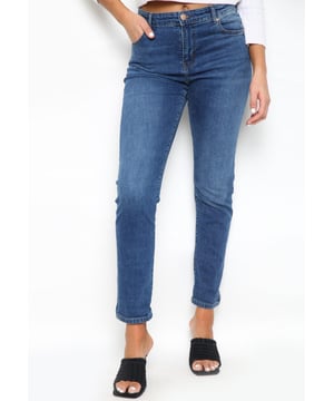 MYT Womens High Waist The Mom Jeans. - -.  Binnenbeenlengte Kort is 26 inch Regualr is 28 inch en Lang is 30 inch Let op binnenbeenlengte INCLUSIEF DE Vouw. - -. Retro Mom Fit, slank bij de heupen en zacht toelopend door de pijpen. - -.  Relaxte pasvorm die taps toeloopt tot de enkel. - 2 achterzakken, 2 voorzakken en een enkele muntzak. - -.  Merkknopen en klinknagels. - -.  Knoop- en ritssluiting. - -.  Extra stretch voor extra comfort.