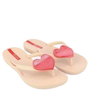 Meisjes Ipanema Maxi Hear Beach Shoe in blush.- Synthetisch bovenwerk.- Slip on sluiting.- Niet te missen oversized hart versiering met een metallic stip.- Wave voetbed met het Ipanema logo subtiel en stijlvol geplaatst aan de zijkant.- Rubberen zool.- Ref: 8259820697