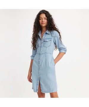 Dames Levis Otto Western Dress in lichtblauw.- Klassieke kraag.- Volledige knoopsluiting.- Lange mouwen met knopen aan de manchetten.- Borstzakken met knoopsluiting.- Zijzakken.- Mini-uitsnijding.- Met klassieke Levi's®-stijl en een westernrandje.- Standaard pasvorm.- 60% Lyocell 40% Katoen.- Ref: A75650001