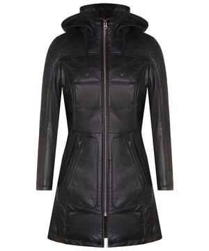 Mejora tu guardarropa de invierno con nuestra parka de cuero con capucha para mujer, donde la calidez se combina con el estilo. Confeccionado en piel de napa ultra suave, este abrigo ofrece una sensación lujosa y cómoda. Su diseño es una combinación perfecta de moda y funcionalidad, con dos bolsillos verticales exteriores en la cintura que ofrecen practicidad y estilo. Los detalles acolchados añaden un toque de sofisticación, mejorando el diseño general del abrigo. Características principales del diseño: La construcción de piel de napa ultra suave proporciona una sensación lujosa contra la piel. Dos bolsillos verticales exteriores en la cintura ofrecen funcionalidad y estilo, perfectos para mantener las manos calientes o guardar lo esencial. Los detalles acolchados añaden un toque de sofisticación y elegancia al diseño del abrigo. El cuello de embudo no solo proporciona una calidez adicional, sino que también le da un aspecto elegante y moderno. La capucha desmontable ofrece versatilidad, lo que le permite adaptarse a las condiciones climáticas cambiantes con facilidad. Con cremalleras YKK duraderas y un excelente aislamiento, nuestra parka de cuero con capucha para mujer garantiza durabilidad y comodidad, lo que la convierte en la opción perfecta para mantenerse abrigada y con estilo durante los días más fríos. Salga con confianza con esta exquisita pieza.