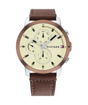 Deze Tommy Hilfiger Jameson Le Multi Dial Horloge voor Heren is het perfecte tijds stuk om te dragen of als cadeau te geven. De zilveren 46 mm ronde kast in combinatie met de comfortabele bruine leren horlogeband zorgt ervoor dat je van dit prachtige horloge kunt genieten zonder enige concessies. Aangedreven door een hoogwaardige kwartsbeweging en waterbestendig tot 5 bar, blijft je horloge tikken. Dit elegante en praktische horloge is perfect voor alle gelegenheden. Het is een geweldig cadeau voor je familie en vrienden. Dit Multi Dial horloge heeft een kalenderfunctie: Dag-Datum en 24-uurs weergave. Hoogwaardige 21 cm lange, 23 mm brede, bruine leren band met een gesp. Kastdiameter: 46 mm, kasthoogte: 10 mm en kastkleur: zilver. Wijzerplaatkleur: beige.
