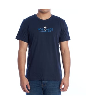 Camiseta de hombre manga corta de La Martina.

La camiseta de hombre de La Martina combina diseño moderno y calidad excepcional, perfecta para destacar con estilo en cualquier ocasión. Inspirada en el espíritu vibrante de Mykonos, esta prenda refleja un carácter fresco y contemporáneo.

Detalles:

- Confeccionada en algodón suave y ligero, ideal para garantizar frescura y confort.
- Diseño frontal minimalista con el logotipo “Mykonos La Martina”.
- Espalda con estampado gráfico vibrante inspirado en Mykonos, lleno de colores y elementos modernos que capturan la esencia del verano.
- Corte clásico.
- Cuello redondo clásico y costuras reforzadas que aseguran durabilidad y resistencia.
- Perfecta para combinar con vaqueros o bermudas, ideal para looks casuales.

Esta camiseta manga corta de hombre de La Martina no solo ofrece comodidad y estilo, sino también una pieza versátil para tu armario.
 Composición: 100% Algodón
 Cuidados:
- Lavar a máquina a un máximo de 30°C en un programa delicado.
- No usar lejía ni blanqueadores.
- Planchar a baja temperatura, preferiblemente del revés.
- No usar secadora.
