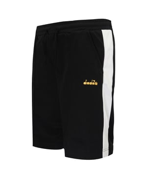 El enclavamiento de poliéster es la tela que se ha elegido para estos pantalones cortos deportivos para niños, un estilo cómodo para ofrecer la máxima comodidad. Logotipo de Diadora 5 Ball en la parte delantera.