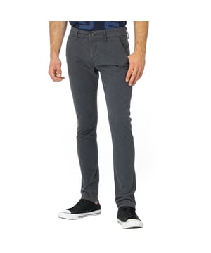 Hose Guess Daniel Herren Grau Synthetik. Authentische Stadtbekleidung der Marke Guess - Streetwear/Sportswear-Design von Guess - Guess für Herren, modisch und perfekt für den Alltag - Die graue Guess-Hose lässt sich hervorragend mit dem Rest Ihrer Garderobe kombinieren - Bequemer Synthetikstoff - klassisch - Daniel -