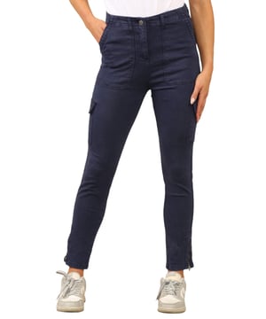 Dames Cargo Chino Skinny Fit Broek. - Binnenbeenlengte Kort is 25 inch, Normaal is 27 inch Lang is 29 inch. - - . Dicht op het lichaam gesneden in een skinny pasvorm met een flatterende hoge taille. - - .   Gemaakt van katoen met extra stretch voor bewegingsvrijheid. - - .   Enkels met rits, zakken met drukknopen en twee zijzakken. - - . Knoopsluiting, Ritssluiting.  Ongevoerd, hoog getailleerd, extra stretch. - Ideaal voor casual, kantoor en perfect voor actieve weekenden.