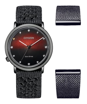 Diese Citizen Ambiluna 10. Jubiläums-Limited Edition Analoguhr für Damen ist das perfekte Zeitmesser, um sie zu tragen oder zu verschenken. Ihr schwarzes 34 mm rundes Gehäuse kombiniert mit dem bequemen schwarzen Stoffband sorgt dafür, dass Sie dieses beeindruckende Zeitmesser ohne jegliche Kompromisse genießen können. Betrieben von einem hochwertigen Eco-Drive-Uhrwerk und wasserdicht bis 5 Bar, wird Ihre Uhr weiter ticken. Gehen Sie umweltfreundlich mit dieser solarbetriebenen Uhr, die sich bei jedem Licht selbst auflädt. Diese Solar-Uhr benötigt keinen Batteriewechsel und beinhaltet zusätzlich ein Armband. - Die Uhr verfügt über die Funktion: Solar betrieben. Hochwertiges 19 cm langes und 18 mm breites schwarzes Stoffband mit einer Schnalle. Gehäusedurchmesser: 34 mm, Gehäusedicke: 7 mm, Gehäusefarbe: Schwarz und Zifferblattfarbe: Schwarz.