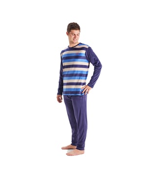 Discover the comfort and elegance of the Munich men's pajamas.

 Designed in luxurious velvet, these pajamas are perfect for enjoying cold nights with a touch of sophistication. Its soft texture provides exceptional warmth, ideal for relaxing at home.

 The set includes a long-sleeved T-shirt that stands out for its modern design, adorned with brand graphics.

 The trousers also feature an adjustable elastic waistband that ensures a perfect fit and freedom of movement. They are also designed with practical side pockets, ideal for carrying your essentials while you enjoy moments of relaxation.

 Tonal exposed stitching adds a subtle yet elegant detail.

 Add a touch of luxury to your evenings with these velvet pajamas that redefine relaxation.
 Composition: Shirt: 95% Polyester, 5% Spandex; Pants: 95% Polyester, 5% Spandex.
 Care:
-Wash on a gentle cycle.
 -Always use cold or warm water.
 -Do not use a dryer. It is better to air dry.
 -If necessary, iron at low temperatures.
 -Do not use bleach.
