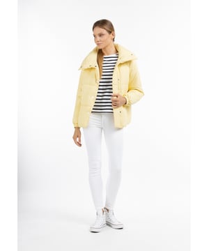 Met zijn frisse kleuren zorgt dit gewatteerde gewatteerde jack voor een moderne winterlook. Het recht gesneden model heeft een brede gewatteerde voering die de lichaamswarmte optimaal binnenhoudt en sluit met een licht verschoven drukknoopsluiting opzij. Details zoals een sportieve, hoge opstaande kraag en twee steekzakken met ritssluiting ronden het strakke design af. Overigens: 100% verwarmend, want dit stuk is gevoerd zonder dierlijke veren.