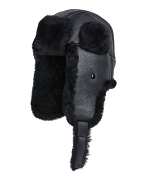 Manténgase cómodo y con estilo con este gorro de aviador de piel de oveja B-55 de la RAF para hombre. Fabricado con piel de oveja auténtica con un suave forro de piel de oveja, ofrece una excelente calidez y comodidad en climas fríos. Diseñado con orejeras y una correa de barbilla segura, este gorro es perfecto para aventuras al aire libre o para uso diario en invierno. Su clásico acabado de cuero negro le aporta un aspecto atemporal y resistente. Características principales: Piel de oveja auténtica con forro de piel de oveja suave Estilo clásico de aviador con acabado negro Orejeras para mayor calidez y protección Correa de barbilla ajustable para un ajuste seguro Ideal para actividades al aire libre en climas fríos y uso diario