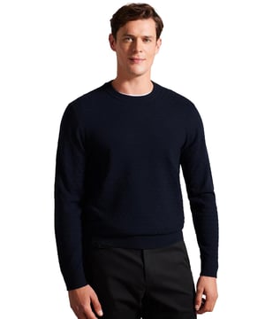 El jersey de cuello redondo de Ted Baker está cuidadosamente confeccionado con una mezcla de lana de primera calidad, con un rico tejido texturizado en T que añade un toque de sofisticación a los días más frescos. Las mangas largas proporcionan calidez, mientras que el diseño clásico de cuello redondo asegura un estilo atemporal. Esta pieza versátil es ideal para una variedad de ocasiones.
