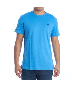 Camiseta de hombre manga corta de La Martina.

Una opción esencial para cualquier armario, esta camiseta manga corta de La Martina combina un diseño minimalista con un toque distintivo de la marca.

Detalles:

- Confeccionada en algodón suave y ligero, ideal para garantizar frescura y confort.
- Bordado con el logotipo de La Martina en el pecho.
- Manga corta con estampado ''Polo crew'' en una de las mangas.
- Corte regular.
- Cuello redondo clásico y costuras reforzadas que aseguran durabilidad y resistencia.
- Perfecta para combinar con vaqueros o bermudas, ideal para looks casuales.

Esta camiseta de hombre manga corta de La Martina es una prenda imprescindible, diseñada para adaptarse a cualquier ocasión con estilo y comodidad. Su diseño versátil y materiales de calidad la convierten en una pieza esencial que destaca por su simplicidad y elegancia.
 Composición: 100% Algodón
 Cuidados:
- Lavar a máquina a un máximo de 30°C en un programa delicado.
- No usar lejía ni blanqueadores.
- Planchar a baja temperatura, preferiblemente del revés.
- No usar secadora.