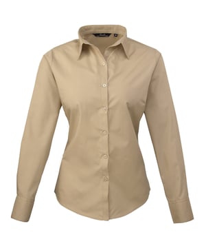 Dames easy care blouse met lange mouwen. Zachte kraag styling. Afgeronde onderzijde. Uitgeruste styling met borst- en rugpijltjes. Geparelmoerde knopen op wit shirt, zelfkleurige knopen op zwart. Dubbele knopen op de manchet. Maat 6*, 8, 10, 12, 14, 16, 18, 20, 22, 24, 26 * maat 6 alleen beschikbaar in zwart en wit. Buste: 6 - 35,5", 8 - 37,5", 10 - 39,5", 12 - 41,5", 14 - 43,5", 16 - 45,5" 18 - 47,5", 20 - 49,5", 22 - 51,5", 24 - 53,5", 26 - 55,5".. Stof 65% Polyester, 35% Katoen. Gewoon Popeline Weefgewicht 105gsm.