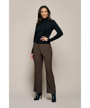 Ontdek de veelzijdige Evanne pantalon in taupe, een essentieel kledingstuk dat zowel stijl als comfort biedt. Deze pantalon heeft rechte pijpen met chique persvouwen en een platte plooi aan de voorkant, wat zorgt voor een nette en gepolijste uitstraling. De broek sluit aan bij de heupen en heeft rechte, lange pijpen met een elastische tailleband aan de achterkant voor optimaal draagcomfort. De Evanne broek is gemaakt van een mix van materialen - 95% polyester en 5% elastaan. Dankzij de lichte stretch biedt de broek een comfortabele pasvorm. De voering draagt bij aan het algehele draagcomfort. Dit model heeft tevens dubbele riemlussen, steekzakken, een blinde knoopsluiting en op het achterpand strookzakken met subtiele details. De Evanne pantalon heeft rechte pijpen en zachte elastiek achter in de tailleband voor extra draaggemak. Ervaar het comfort en de verfijning van de Evanne pantalon in taupe en voeg dit veelzijdige stuk toe aan je kledingcollectie. Of je nu kiest voor een formele look of een meer casual stijl, deze pantalon biedt altijd een perfecte balans tussen klassieke elegantie en hedendaags comfort.