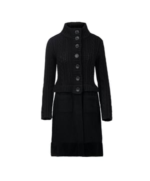 Este vestido de manga larga está confeccionado en dos telas diferentes. Tiene jacquard de punto en la parte superior y tela bouclé de punto debajo. Se abrocha con botones en la parte delantera y tiene dos bolsillos de parche. El vestido tiene una silueta en A debajo de la cintura.