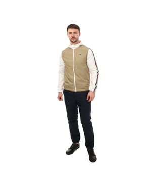 Warm je wedstrijd op in stijl met het Lacoste Technisch trainingspak voor heren. Deze sportieve 2-delige set heeft een mesh gevoerd jack met een volledige ritsopening aan de voorkant, een capuchon zijzakken contrasterende mouwen met streepdetails en een Lacoste croc-logo op de linkerborst. De bijpassende broek met jersey voering heeft steekzakken met ritssluiting bij de enkels voor gemakkelijk aan- en uittrekken contrasterende biezen langs de zijkanten en een croc-logo op de rechterheup.- Materiaal: 100% Polyester- Zijzakken- Enkels met rits- Jasje met meshvoering- Broek met jerseyvoering- Siliconen krokodillenbadge- Diamant taffeta gemaakt van gerecycled polyester- Standaard pasvorm voor een ontspannen easy feel