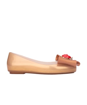 Give your mini the royal treatment with the Sweet Love + Snow White, a timeless silhouette that is an absolute success among little ones. Our classic ballet flat now comes with prints on the insole featuring the iconic Disney princess, and an apple on top of the upper that makes it one-of-a-kind. Perfect to create magical moments with your little one.