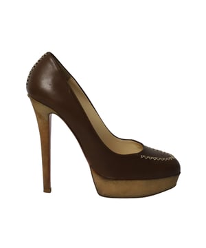 VINTAGE, UVP WIE NEU  
Christian Louboutin wird niemals aus der Mode kommen, indem er Klassisches mit Modernem verbindet. Diese Schuhe sind aus hochwertigem Leder gefertigt und verfügen über runde Spitzen sowie schlanke Absätze und Plateaus, die mit geflochtener Verzierung an den Vorderkappen und Fersen ausgestattet sind. Setzen Sie ein Statement mit diesem fabelhaften Paar, das mit Leder gefüttert ist.  
Christian Louboutin Rinana Pumps aus dunkelbraunem Leder  
Zustand: gut, kommt mit Ersatzabsätzen  
Abnutzungserscheinungen: Schrammen an Sohlen und Absätzen, abweichende Absatzfarbe, minimale Kratzer im Leder  
Material: Leder  
Farbe: Dunkelbraun  
Größe: IT40/US10/UK6  
SKU: 189830