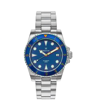 316L roestvrijstalen kast van chirurgische kwaliteitMet juwelen bezet 2560 automatisch uurwerkJuweellagers: 22 juwelen41 uur gangreserveBeats per Hour (BPH): 21600/HourSapphire-Coated Mineral CrystalObservatiekast terug om uurwerk te bekijkenUnidirectionele lunette Geschroefde kroonLogo-gegraveerde roestvrijstalen gespLichtgevende wijzersLichtgevende markeringenDatum Display41 mm kastdiameter20 ATM (professionele duikwaterbestendigheid)