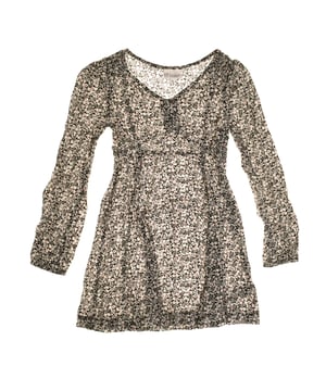 Este encantador vestido de GAP para niña presenta un delicado diseño floral en todo el tejido, con un corte estilo camisero que combina elegancia y comodidad. 

Su escote en V le añade un toque moderno, mientras que las mangas largas y ligeramente abullonadas aportan un aire romántico y permiten gran libertad de movimiento. 

La longitud a la altura de la rodilla lo convierte en una prenda versátil, ideal para cualquier ocasión y perfecta para un look casual y atemporal.
 Composición: 100% Viscosa
 Cuidados:
- Lavar a máquina máx. 30ºC.
- Utilizar colores similares en el lavado.
- Evitar el uso de blanqueadores.
- Secar a baja temperatura.
- Planchar a baja temperatura.
- No lavar en seco.