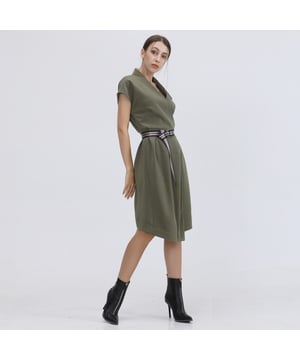 Deze jurk is de perfecte hybride tussen werk en avondoutfit. Een aantrekkelijke lijn met de V -halslijn, de asymmetrische snede en echter zeer zitplaatsen met zijn kleine manchetten en zijn lengte die de knie verbergt. Een verborgen visueel effect met een zipafsluiting naar de zijkant en een toegevoegde riem om de grootte nog meer te buigen. Een veilige gok, een dynamische en tijdloze snit.

Productdetails:
Gesneden om vorm te passen
Decolleté v
Onzichtbare zip linkerkant
Lengte: 98 cm
Zeer korte mouwen
Toegevoegde riem inbegrepen