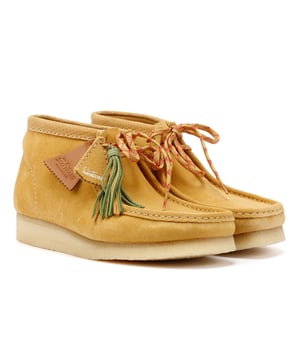 Der ikonische Clarks Wallabee Schuh im Stiefelstil. Die von Mokassins inspirierte, strukturierte Silhouette bietet klare und schlichte Linien. Aus Wildleder gefertigt, verfügt der Wallabee-Stiefel über eine Schnürung und eine markante Kreppsohle.