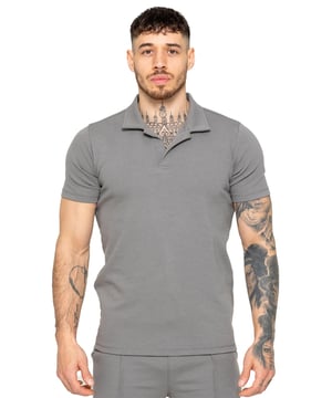 Upgrade je zomergarderobe met het Enzo Milano Korte Mouw Poloshirt. Gemaakt van hoogwaardige stof, zorgt dit poloshirt voor zowel comfort als duurzaamheid. Ontworpen met een rechte zoom voor een nette en gepolijste afwerking, heeft het een open kraag die de uitstraling naar een verfijnd en premium niveau tilt. Ideaal om een vleugje verfijning aan elke outfit toe te voegen, wordt dit Regular Fit poloshirt geleverd met een handige ritssluiting