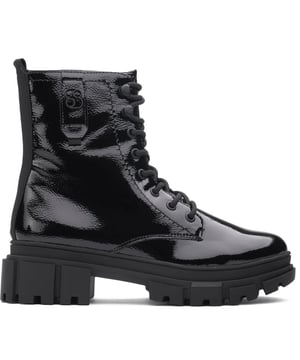 Schwarze S Oliver Damenstiefel mit Innenreißverschluss, hergestellt aus Synthetik und einer Gummisohle. Merkmale: seitliches Branding, Innenreißverschluss, Stollensohle, Ringösen und gepolstertes Futter.