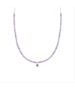 Collar athat de aleacion de metal y circonita amatista con acabado en baño de oro amarillo de 18 quilates. Además de lograr estilismos para trotar por el mundo, los diseños de la línea de AFRICA Fantasia marcan la diferencia y consiguen que esa diferencia sea radical. Diseños realizados cuidadosamente a mano con piedras multicolor, turquesas y perlas, dan vida a unas sofisticadas joyas.  Su exotismo solo es comparable con su recato. Intuitiva, ponderada acierta cada vez que te lo pones y representa como pocas el carácter urbano más cosmopolita: BE AUTHENTIC (NOT) UNIQUE.