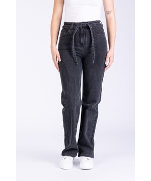 Die Liz ist eine moderne Wide-Leg Jeans. Dieses Mal in einem gewaschenen Schwarz, versehen mit einem dünnen Jeans-Gürtel