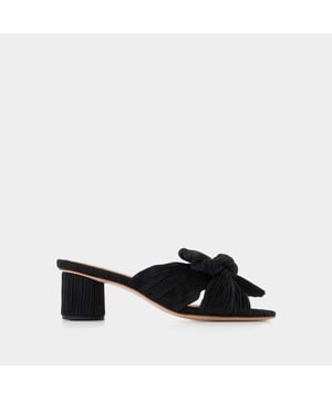Nos hemos enamorado del espíritu retro irresistiblemente glamuroso de estas mules de Loeffler Randal. Confeccionados en lona laminada negra y adornados con el lazo característico de la marca, son el toque final de un look chic y femenino. Altura del tacón: 5 cm. Colores: Negro. Material principal: poliéster. Material Suela: Piel. Cierre: fácil de poner. Forma de la punta: almendra abierta. Ajuste: fiel a la talla - Tallaje: europeo.