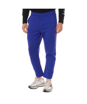 Lange Sporthose Napapijri.
 Elastischer Bund mit Knopf und verstellbarem Kordelzug.
 Zwei Taschen an den Seiten.
 Markenname auf der Seite gedruckt.
 Nähte in Ton gesehen.
 Zusammensetzung: 92%Polyester, 8% Elastan
 Pflege:
Maximal bei 30ºC waschen.
 - Bügeln bei mittlerer Temperatur, max. 110ºC.
 - Erlaubt die Verwendung eines Trockners.
 - Keine Bleichmittel verwenden.
 - Kann nicht chemisch gereinigt werden.