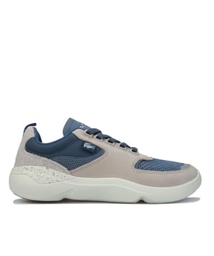 Vuélvete atrevido esta temporada con las zapatillas Wildcard para mujer de Lacoste. Estos cordones multicolores cuentan con una suela de goma gruesa y están rematados con el famoso cocodrilo.