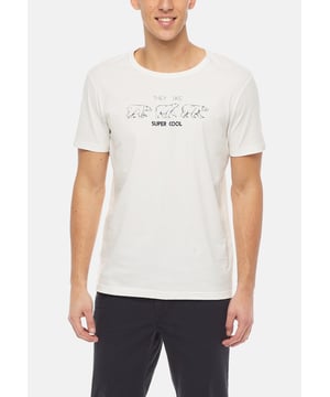 Dieses klassisch geschnittene T-Shirt für Männer hat kurze Ärmel und einen Rundhalsausschnitt, der mit einem Rippenbündchen abschließt. Es ist aus weicher Baumwolle gefertigt, die sich angenehm auf der Haut anfühlt und sehr angenehm zu tragen ist. Der Statement-Print auf der Brust und das Label-Patch auf dem Ärmel runden das unifarbene Design ab.