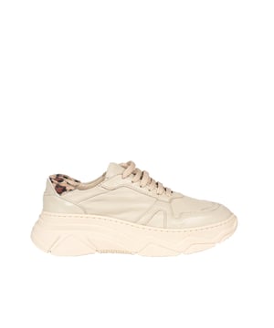 Mit Schnürsenkeln gebunden, bieten diese Schuhe eine ideale Passform, was sie nicht nur stilvoll, sondern auch bequem bei langem Tragen macht.

Die runde Schuhspitze verleiht ihnen einen klassischen Charme, während sie gleichzeitig mehr Platz für die Zehen bietet, was den Tragekomfort erhöht.

Auf einer Plattform, die einige Zentimeter an Höhe hinzufügt, sehen diese Schuhe nicht nur modisch aus, sondern bieten auch zusätzliche Dämpfung und Unterstützung für die Füße.

Der mit Kunstfell verzierte Fersenbereich bringt einen Hauch von Luxus und Wärme, perfekt für kühlere Tage, und fügt jeder Styling einen einzigartigen Charakter hinzu.

Aus hochwertigem Naturleder gefertigt, sind diese Schuhe nicht nur langlebig, sondern auch atmungsaktiv, was ganztägigen Tragekomfort garantiert.

Verpackt in einer markeneigenen Box, stellen diese Schuhe ein ausgezeichnetes Geschenk oder einen luxuriösen Zusatz zu Ihrer Garderobe dar, was die Sorgfalt für Details und die Qualität der Verarbeitung betont.