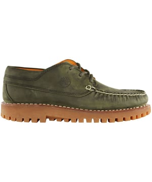 De Timberland Jackson's Landing Moc Toe Men's Green Schoenen zijn een stijlvolle en stoere keuze voor mannen die een combinatie van outdoor-geïnspireerd ontwerp, comfort en duurzaamheid waarderen in hun schoeisel. Hier zijn de belangrijkste kenmerken van deze groene schoenen:

Belangrijkste kenmerken:

 Moc Toe Ontwerp:  Deze schoenen hebben een moc toe, die niet alleen bijdraagt aan hun stijl, maar ook zorgt voor duurzaamheid en weerstand tegen slijtage.

 Groene kleur: De groene kleur van deze schoenen is opvallend en voegt een vleugje outdoorinspiratie toe aan je stijl.

 Premium leer:  Timberland staat bekend om zijn materialen van hoge kwaliteit en deze schoenen zijn meestal gemaakt van eersteklas leer en bieden zowel stijl als langdurige slijtage.

 Comfortabele Binnenzool:  Deze schoenen worden vaak geleverd met een dempende binnenzool voor extra ondersteuning en comfort tijdens lange uren dragen.

 Duurzame buitenzool:  De buitenzool is ontworpen voor tractie en duurzaamheid, waardoor deze schoenen geschikt zijn voor verschillende buitenactiviteiten.

 Vetersluiting: De vetersluiting zorgt voor een veilige en aanpasbare pasvorm.

 Timberland Branding:  Deze schoenen zijn meestal voorzien van het Timberland logo, dat symbool staat voor kwaliteit en stoere stijl.

 Veelzijdig gebruik: Deze schoenen zijn veelzijdig genoeg om te worden gecombineerd met verschillende casual outfits en kan gedragen worden voor outdoor avonturen, wandelingen, of gewoon om een stoere touch toe te voegen aan je dagelijkse stijl.

De Timberland Jackson's Landing Moc Toe Men's Green Schoenen bieden een robuuste en stijlvolle optie voor mannen die willen het buitenleven te omarmen met behoud van comfort en duurzaamheid in hun schoeisel. Of je nu op weg bent naar een outdoor avontuur, het verkennen van de wildernis, of gewoon wilt een vleugje ruige stijl toe te voegen aan je dagelijkse look, deze schoenen zorgen voor een uitstekende balans van outdoor esthetiek en modern comfort.